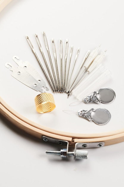 haftująca ręka nad tkaniną